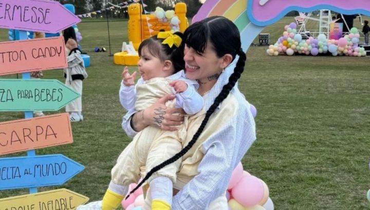 Madre e hija iguales: el conjunto tejido que lucieron Cazzu e Inti para el cumpleaños de la pequeña