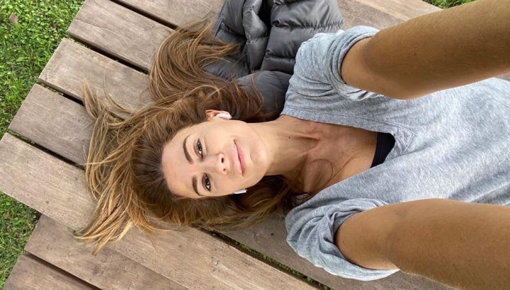 Clásico y cómodo: el look que eligió Juliana Awada para hacer yoga