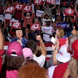 El expresidente estadounidense y candidato presidencial republicano Donald Trump asiste a una reunión municipal moderada por la gobernadora de Arkansas, Sarah Huckabee Sanders, en el Dort Financial Center en Flint, Michigan. | Foto:JEFF KOWALSKY / AFP