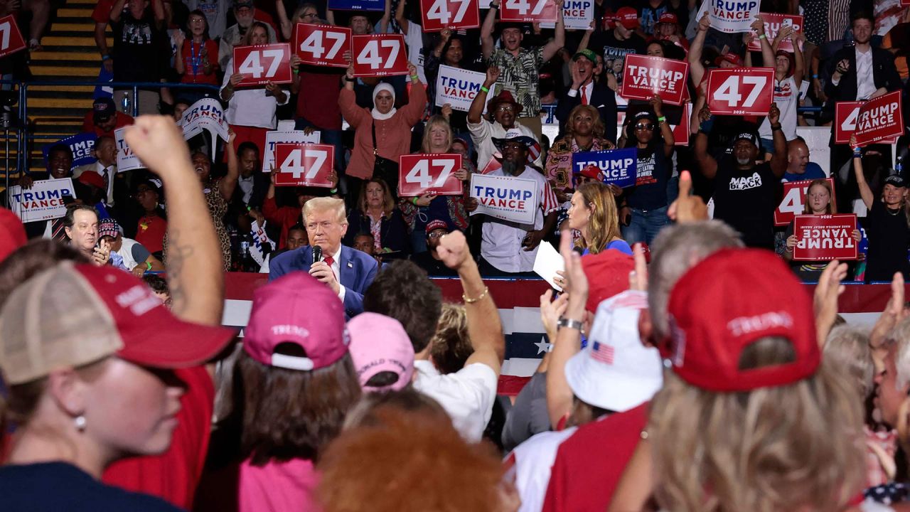 El expresidente estadounidense y candidato presidencial republicano Donald Trump asiste a una reunión municipal moderada por la gobernadora de Arkansas, Sarah Huckabee Sanders, en el Dort Financial Center en Flint, Michigan. | Foto:JEFF KOWALSKY / AFP