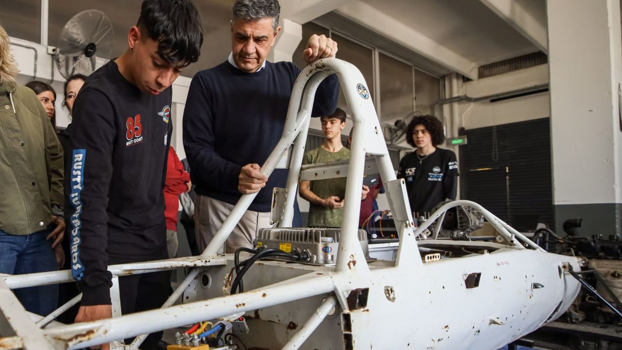 Jorge Macri con estudiantes secundarios | Foto:CEDOC