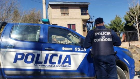 Suspendieron a una policía por bajarse del patrullero a consumir drogas en el baño de una estación de servicio