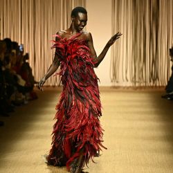 Alek Wek camina por la pasarela durante el desfile de la colección de Roberto Cavalli en la Semana de la Moda de Milán, Primavera/Verano 2025 en Milán. | Foto:GABRIEL BOUYS / AFP