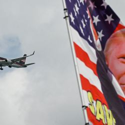 El avión Trump Force One sobrevuela Mar-a-Lago, la residencia del expresidente estadounidense Donald Trump, en West Palm Beach, Florida. | Foto:Chandan Khanna / AFP