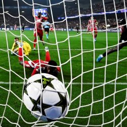 El centrocampista suizo del Brest, Edmilson Fernandes, marca un gol en contra durante el partido de fútbol de la primera ronda de la Liga de Campeones de la UEFA, entre el Brest y el Sturm Graz, en el Estadio Roudourou en Guingamp, oeste de Francia. | Foto:Damien Meyer / AFP