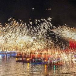 Imagen de artistas folclóricos lanzando hierro fundido para crear fuegos artificiales para los turistas, en Tangshan, en la provincia de Hebei, en el norte de China. Los chinos disfrutaron de tres días de vacaciones por el Festival de Medio Otoño. | Foto:Xinhua/Liu Mancang