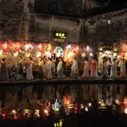 Imagen de personas vestidas con trajes tradicionales chinos asistiendo a un desfile de linternas, en la aldea de Hongcun del distrito de Yixian, en el este de China. | Foto:Xinhua/Shi Yalei