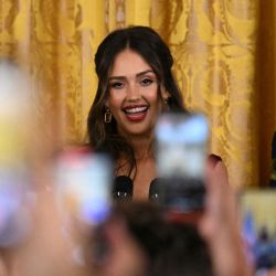 La actriz estadounidense Jessica Alba presenta al presidente Joe Biden durante una recepción en celebración del Mes de la Herencia Hispana en la Casa Blanca en Washington, DC. | Foto:JIM WATSON / AFP