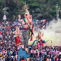 Los devotos se preparan para sumergir los ídolos de la deidad hindú con cabeza de elefante Ganesha en el mar Arábigo en Mumbai, el último día del festival Ganesh Chaturthi. | Foto:PUNIT PARANJPE / AFP