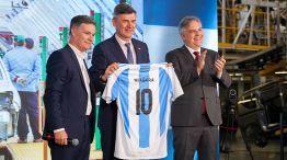 Passerini junto a Llaryora y directivo de Renault con la camiseta Argentina