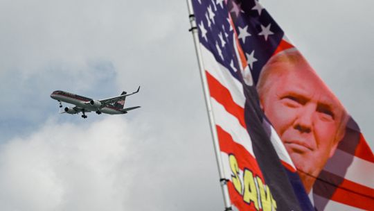 Fotogaleria El avión Trump Force One sobrevuela Mar-a-Lago, la residencia del expresidente estadounidense Donald Trump, en West Palm Beach, Florida