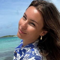 Pampita deslumbró con un look Total Print