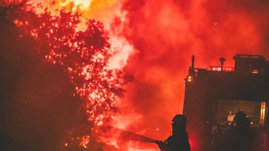 Incendios en Córdoba: Capilla de Monte libra una dramática batalla con el fuego, el viento y el humo sofocante