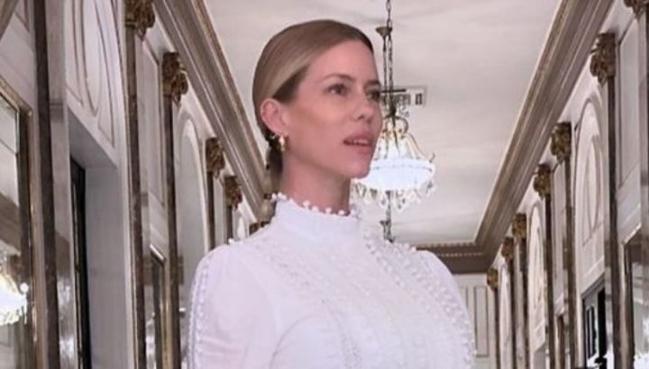 El increíble vestido blanco texturizado de Nicole Neumann para asistir a un desfile