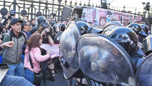 21092024_represion_jubilados_congreso_cuarterolo_g