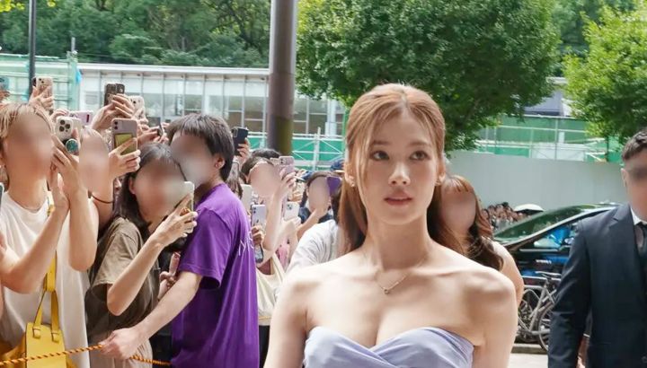 Sana, de TWICE, obnubiló a todos en un evento con un sensual vestido pegado al cuerpo