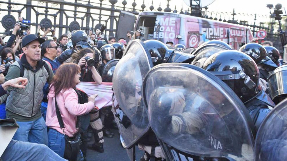 21092024_represion_jubilados_congreso_cuarterolo_g