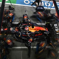 Los mecánicos del equipo trabajan en el monoplaza del piloto holandés de Red Bull Racing, Max Verstappen, en los boxes durante la carrera nocturna del Gran Premio de Fórmula Uno de Singapur en el circuito callejero de Marina Bay en Singapur. | Foto:LILLIAN SUWANRUMPHA / AFP
