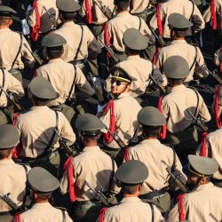 Soldados de una unidad del ejército iraní marchan durante el desfile militar anual que conmemora el aniversario del estallido de la guerra de 1980-1988 con el Iraq de Saddam Hussein, en Teherán. | Foto:ATTA KENARE / AFP