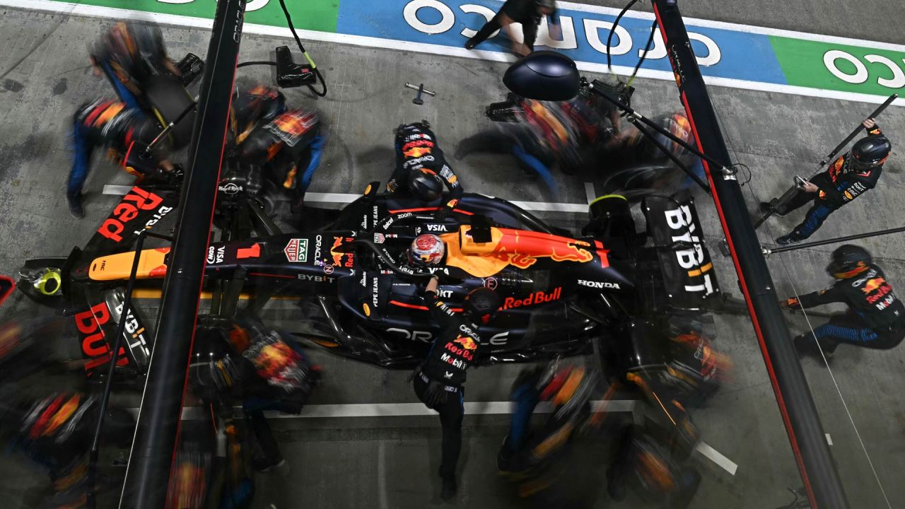 Los mecánicos del equipo trabajan en el monoplaza del piloto holandés de Red Bull Racing, Max Verstappen, en los boxes durante la carrera nocturna del Gran Premio de Fórmula Uno de Singapur en el circuito callejero de Marina Bay en Singapur. | Foto:LILLIAN SUWANRUMPHA / AFP