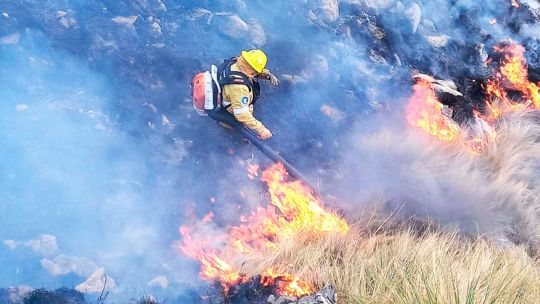 Casas quemadas, evacuados y una aerosilla histórica arrasada