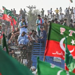 Activistas del partido Pakistan Tehreek-e-Insaf (PTI), del ex primer ministro del país, Imran Khan, participan en una manifestación pública en las afueras de Lahore. | Foto:Arif Ali / AFP