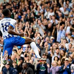El delantero inglés del Brighton, Danny Welbeck, celebra el segundo gol del equipo durante el partido de fútbol de la Premier League inglesa entre Brighton and Hove Albion y Nottingham Forest en el American Express Community Stadium en Brighton, sur de Inglaterra. | Foto:JUSTIN TALLIS / AFP