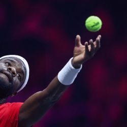 El estadounidense Frances Tiafoe del Equipo Mundial le sirve la pelota al ruso Daniil Medvedev del Equipo Europeo durante su partido de tenis individual masculino de la Laver Cup 2024 en Berlín, Alemania. | Foto:RONNY HARTMANN / AFP