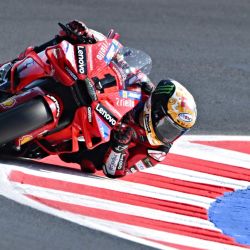 El piloto italiano del equipo Ducati Lenovo, Francesco Bagnaia, durante el Gran Premio de MotoGP de Emilia-Romaña en el Circuito Mundial de Misano Marco-Simoncelli en Misano Adriatico. | Foto:Andreas Solaro / AFP