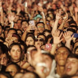 Imagen de personas reaccionando durante el festival de música "Rock in Rio 2024", en Río de Janeiro, Brasil. | Foto:Xinhua/Claudia Martini