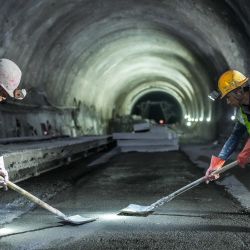  Imagen de trabajadores laborando en el túnel de Zimuyan a lo largo de la autopista Wulong-Daozhen, en la provincia de Guizhou, en el suroeste de China. | Foto:Xinhua/Tao Liang
