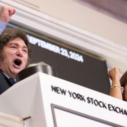 Javier Milei, presidente de Argentina, celebra después de hacer sonar la campana de apertura de la Bolsa de Valores de Nueva York durante la jornada matutina en la ciudad de Nueva York. | Foto:Michael M. Santiago/Getty Images/AFP