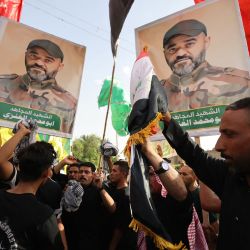 Los iraquíes asisten al funeral de un comandante militar de las Brigadas de Hezbolá de Irak en Bagdad. Un militante del grupo armado Brigadas de Hezbolá de Irak murió el 20 de septiembre en un ataque dirigido contra la facción proiraní en Siria, dijo el grupo, culpando a Israel por el ataque. | Foto:AHMAD AL-RUBAYE / AFP