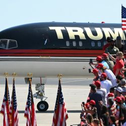 Los partidarios del expresidente estadounidense y candidato presidencial republicano Donald Trump vitorean mientras el Trump Force One llega con el candidato para un mitin de campaña en el Aero Center en Wilmington, Carolina del Norte. | Foto:JIM WATSON / AFP