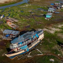Se ven barcos varados en el lago Aleixo debido a la severa sequía en el oeste de Manaus, estado de Amazonas, Brasil. | Foto:MICHAEL DANTAS / AFP