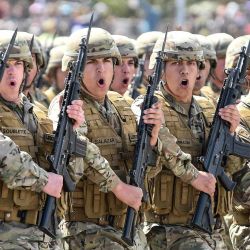 Soldados participan en la parada militar en conmemoración del Día de las Glorias del Ejército chileno, en Santiago, capital de Chile. | Foto:Xinhua/Jorge Villegas