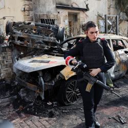 Un miembro de las fuerzas de seguridad israelíes hace guardia en una zona acordonada en Kiryat Bialik, en el distrito de Haifa, en Israel, que fue blanco de un ataque del Hezbolá libanés. | Foto:JACK GUEZ / AFP