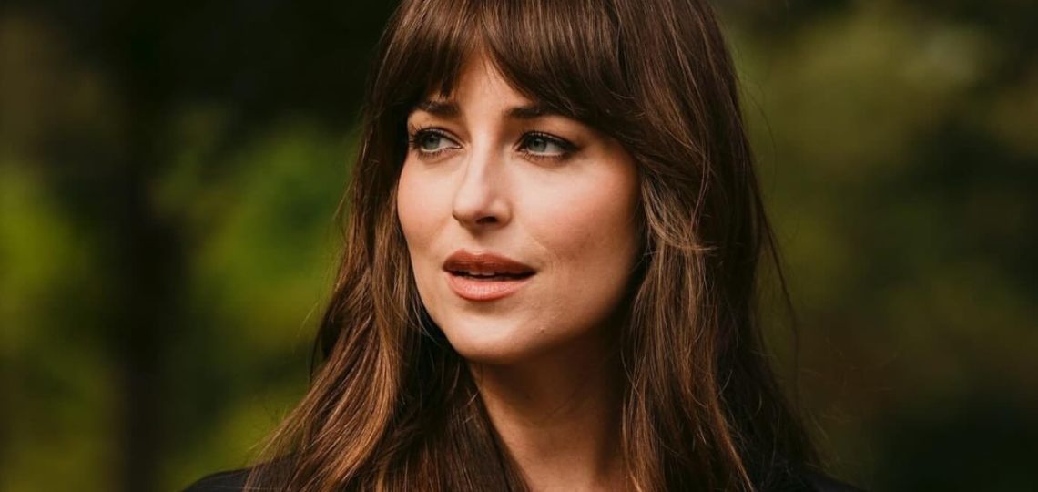 Dakota Johnson muestra cómo llevar baggy jeans de manera ideal en primavera