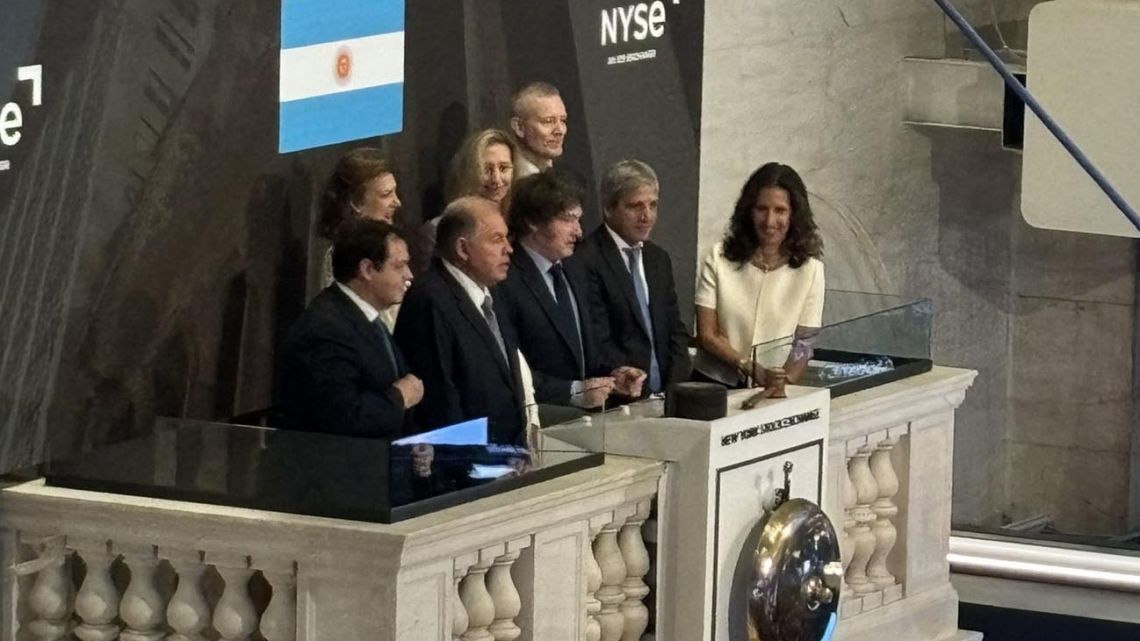 Mientras el mercado espera la licitación de mañana, suben los bonos en dólares y los ADR's en Wall Street 