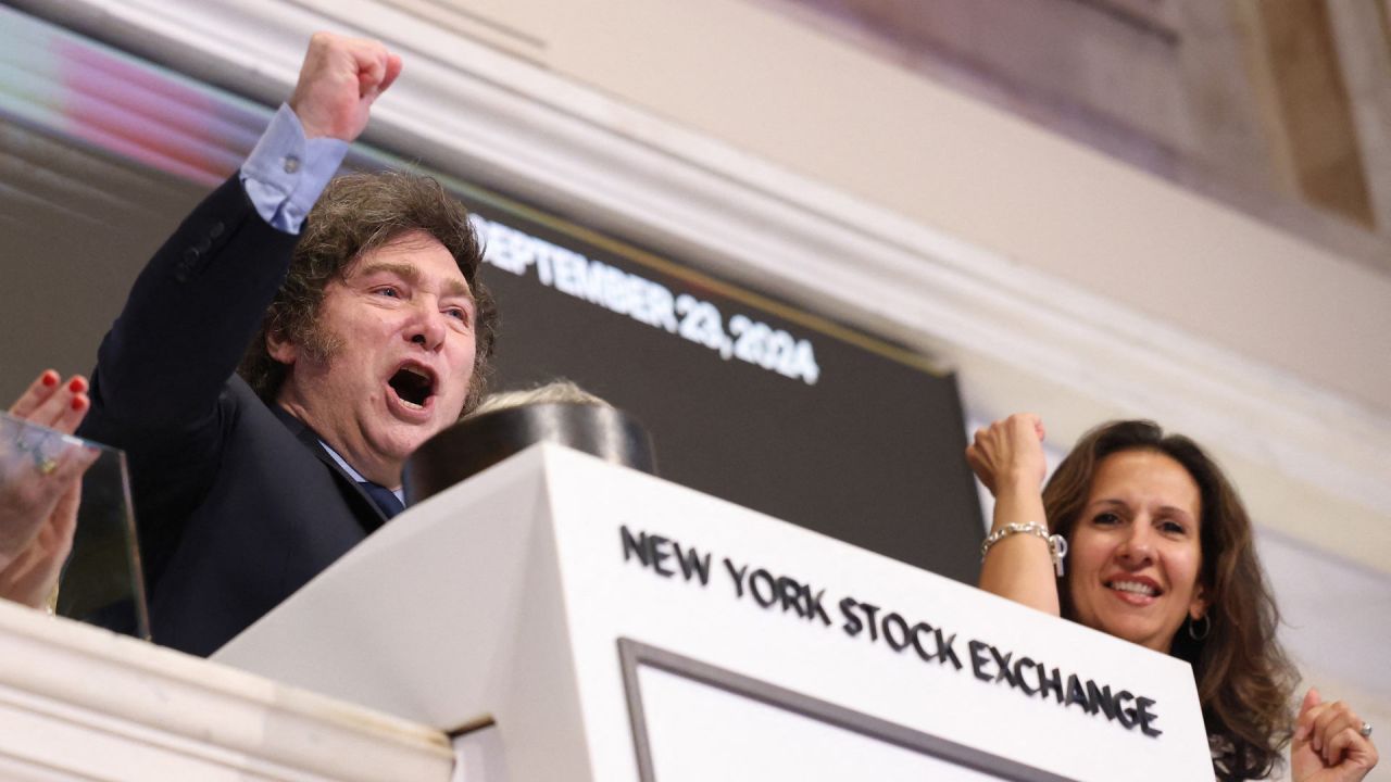Javier Milei, presidente de Argentina, celebra después de hacer sonar la campana de apertura de la Bolsa de Valores de Nueva York durante la jornada matutina en la ciudad de Nueva York. | Foto:Michael M. Santiago/Getty Images/AFP
