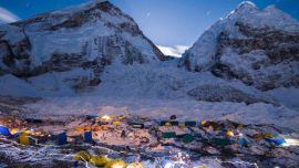 La cima del Everest está repleta de basura.