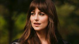 Baggy jeans: ideas de look para primavera en manos de Dakota Johnson