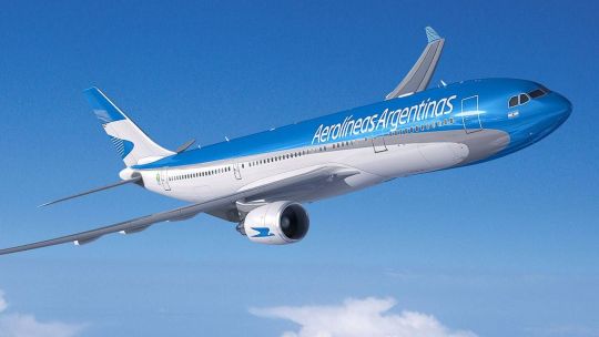 Encuesta: el 78% de los votantes de Milei apoyan la privatización de Aerolíneas Argentinas