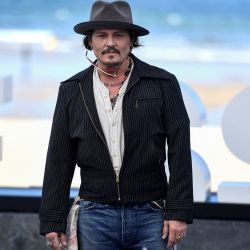 El actor estadounidense Johnny Deep posa para promocionar la película "Modi, tres días en las alas de la locura" durante el 72º Festival Internacional de Cine de San Sebastián en la ciudad vasca del norte de España, San Sebastián. | Foto:ANDER GILLENEA / AFP
