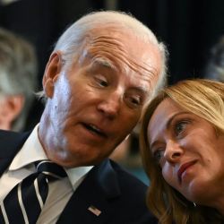 El presidente de Estados Unidos, Joe Biden, habla con la primera ministra italiana, Giorgia Meloni, durante la reunión de la Coalición Mundial para Abordar las Amenazas de las Drogas Sintéticas, en la ciudad de Nueva York. | Foto:ANDREW CABALLERO-REYNOLDS / AFP