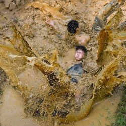Esta fotografía muestra a Wang Tao entrenando con su compañero de equipo Chen Wenbin en un charco de barro en el bosque de montaña en Xingning, en la provincia de Guangdong, al sur de China. | Foto:Wang Zhao / AFP