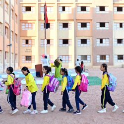Estudiantes llegan a la escuela en el primer día de un nuevo año académico, en El Cairo, Egipto. | Foto:Xinhua/Ahmed Gomaa