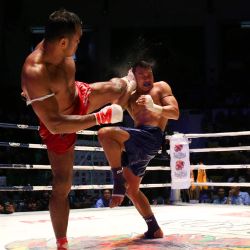 Imagen de Tun Tun Mi combatiendo ante Kyaw Swar Win, durante un encuentro de boxeo tradicional del Campeonato Mundial de Myanmar Lethwei, en Yangón, Myanmar. | Foto:Xinhua/Myo Kyaw Soe
