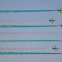 Imagen de un espectáculo aéreo llevándose a cabo en celebración del Día Nacional de Arabia Saudita, en Riad, Arabia Saudita. | Foto:Xinhua/Wang Haizhou