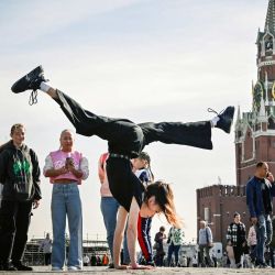 Una gimnasta rusa posa para una foto en la Plaza Roja frente a la torre Spasskaya del Kremlin y la catedral de San Basilio en el centro de Moscú. | Foto:Alexander Nemenov / AFP